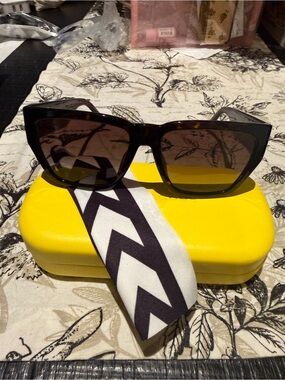 Authentic Marc Jacobs Polarized Sunglasses – Brand New – Complete Set